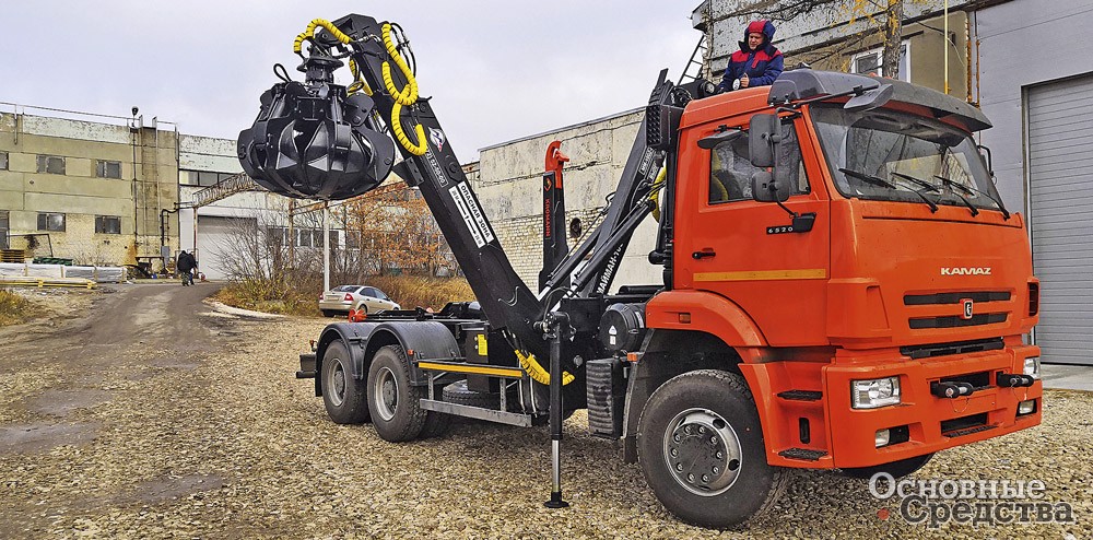 Комбинированный автомобиль-мультилифт КАМАЗ-6520 с крюком KROMANN ML18S.52.6-HC и гидроманипулятором МАЙМАН ММ100Z незаменим при ликвидации стихийных свалок