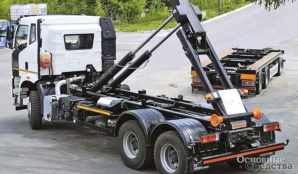 Мультилифт на шасси FAW CA3250 с базой 4800 мм и крюком KROMANN L22S.60.6-HC предназначен для работы с контейнерами 37 м3 в составе автопоезда с прицепом и системой стабилизации