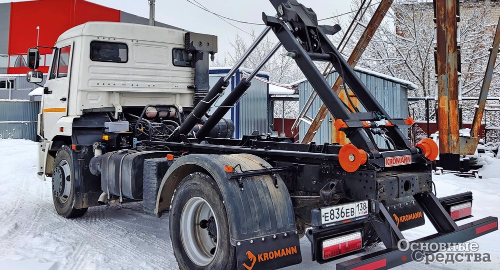 Компактный мультилифт на шасси КАМАЗ-43255 с крюком KROMANN MS7S г/п 7 т