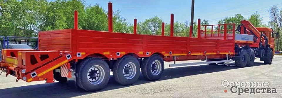 Высокорамный нераздвижной полуприцеп Политранс 94163-032-5У00 г/п 32 т с грузовой платформой шириной 2470 и длиной 11 346 мм. Полуприцеп укомплектован осями с односкатной ошиновкой на пневматической подвеске, бортами, кониками