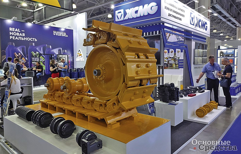 Стенд XCMG, посвященный запасным частям, на переднем плане ходовая часть бульдозера D11
