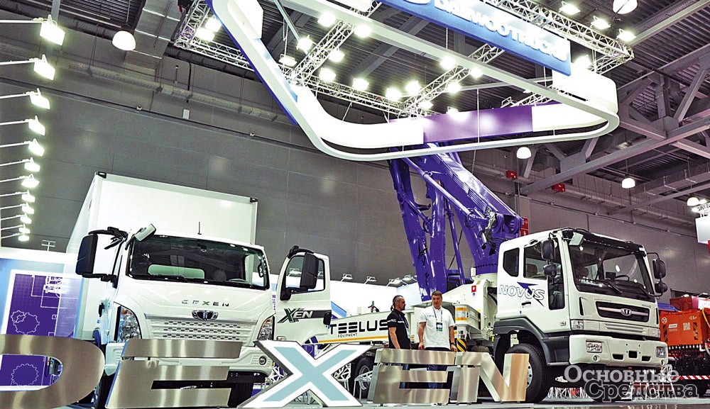 Стенд компании «Премиум Авто» с автобетононасосом Steelus на шасси Daewoo Novus 8x4 и фургон на шасси Daewoo Dexen 4x2