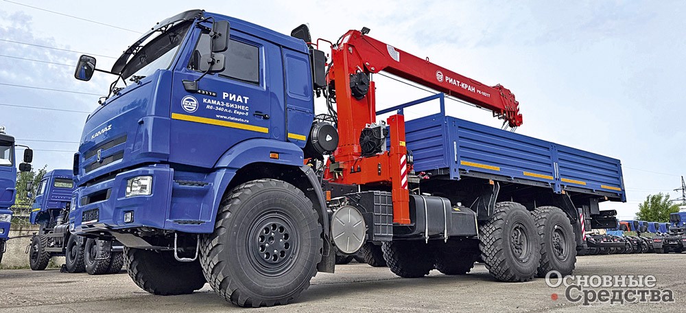 КМУ «РИАТ-кран» РК-1821Т на бортовом грузовике КАМАЗ