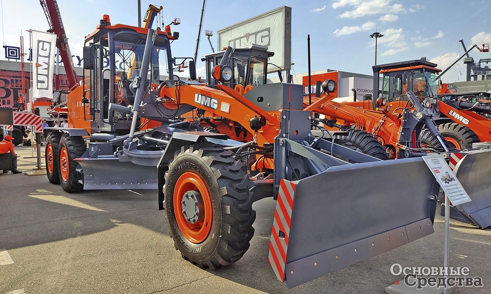 Полноприводная версия автогрейдера АГ-180AWD