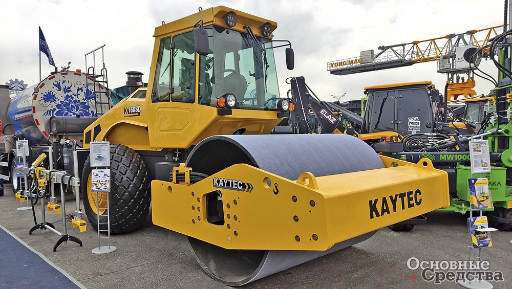 Грунтовый каток Kaytec K160SD массой 16,4 т и система нивелирования Moba для асфальтоукладчиков на стенде ГК «КОРРУС-тех»