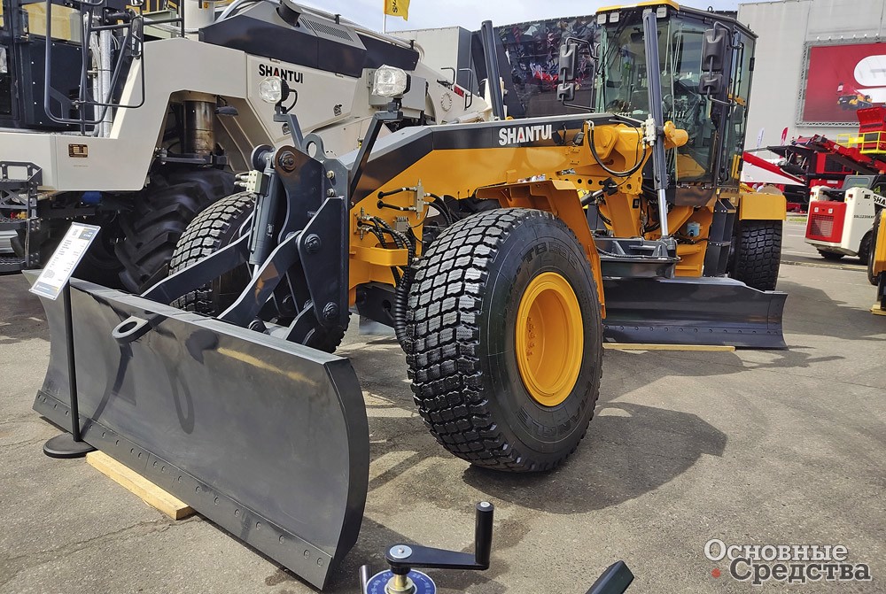 Автогрейдер Shantui SG27-C6 AWD EC массой 23 380 кг с полным приводом и рычажным управлением рабочим оборудованием
