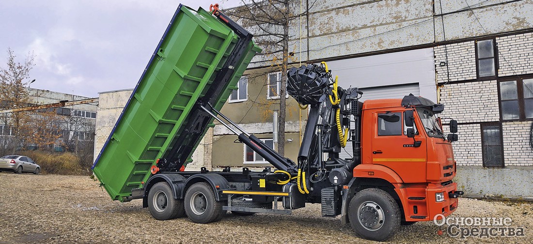 Комбинированный автомобиль с гидроманипулятором ММ100Z и крюковым погрузчиком KROMANN ML18.52.6 для металлолома