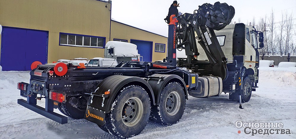 Комбинированный автомобиль на шасси FAW CA3250 с крюком KROMANN L22S.52.6 и манипулятором MM100Z