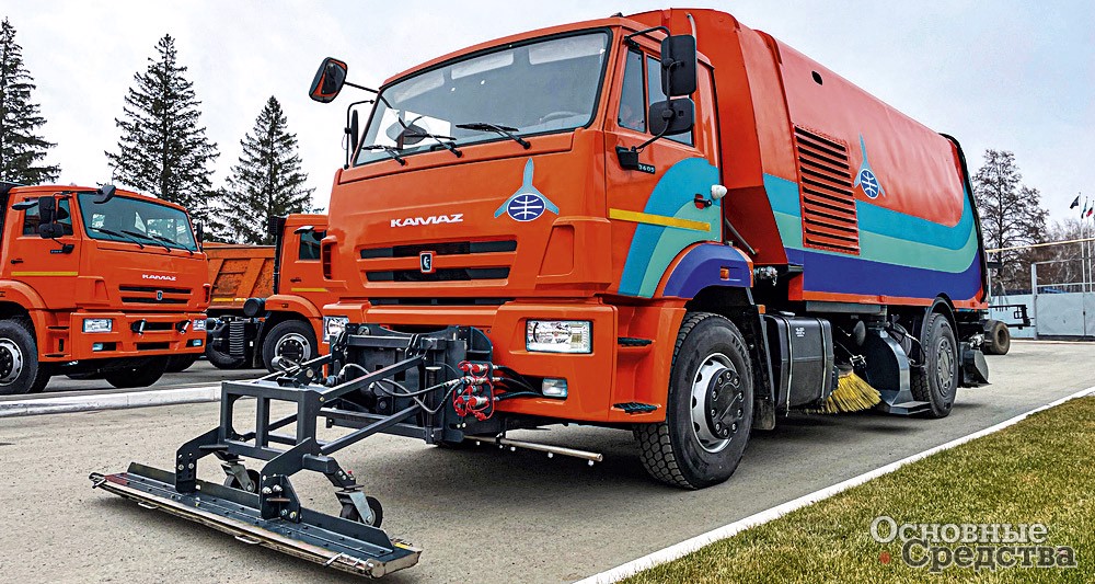 Вакуумная подметально-уборочная машина АКМ-9000 завода «Кургандормаш»