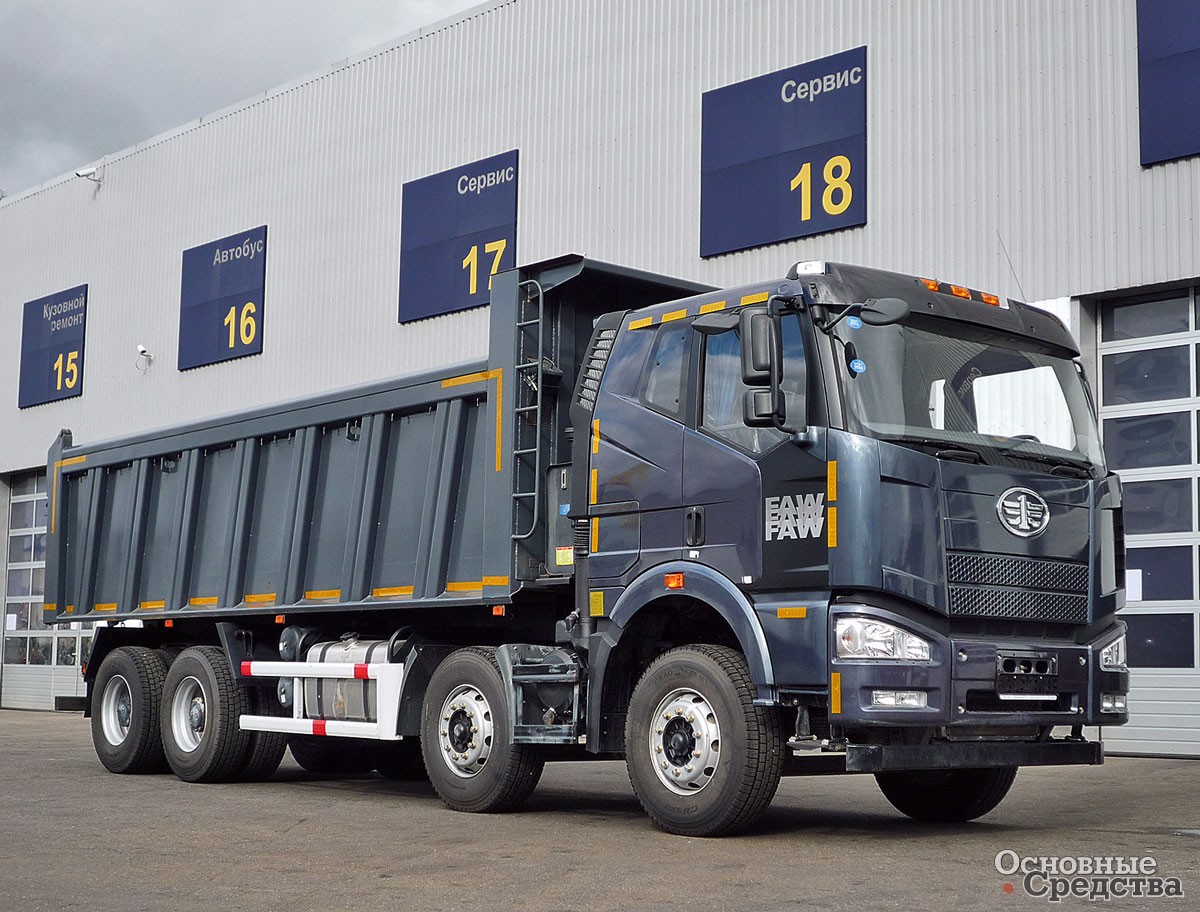 Самосвал FAW CA3310 8x4 у корпуса сервис-центра «ИЛАРАВТО» в Алтуфьево