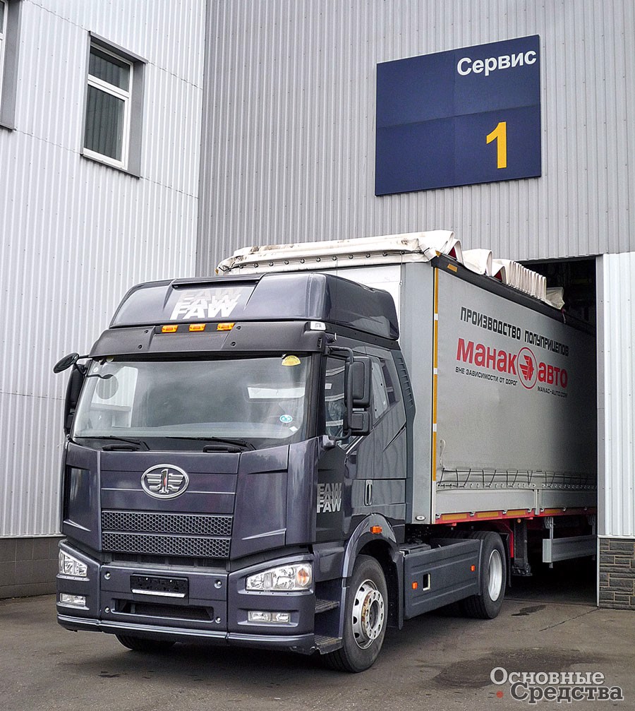 Седельный тягач FAW CA4180 4x2 под погрузкой для следования в Крым