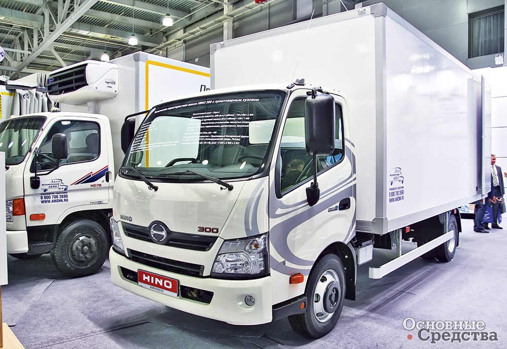 Промтоварный фургон Автомеханического завода на базе Hino