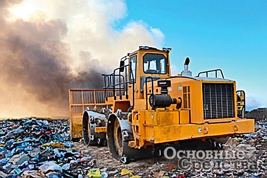 Бульдозерное оборудование – увеличенный отвал корытообразной формы с решеткой в верхней части – позволяет перемещать за один проход до 3,5 м3 ТБО. Отвал смонтирован на толкающей раме, шарнирно закрепленной на первой секции погрузчика. Грязезащитные кожухи служат для защиты вращающихся частей и элементов гидравлического оборудования базовой машины
