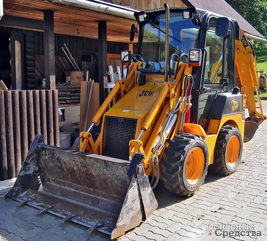 Самый миниатюрный экскаватор-погрузчик JCB мод. lCX, его ширина не более 1,4 м