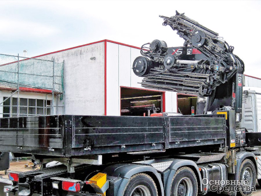 Одна из последних моделей КМУ тяжелой серии Hiab XS 1055EP в транспортном положении очень компактна