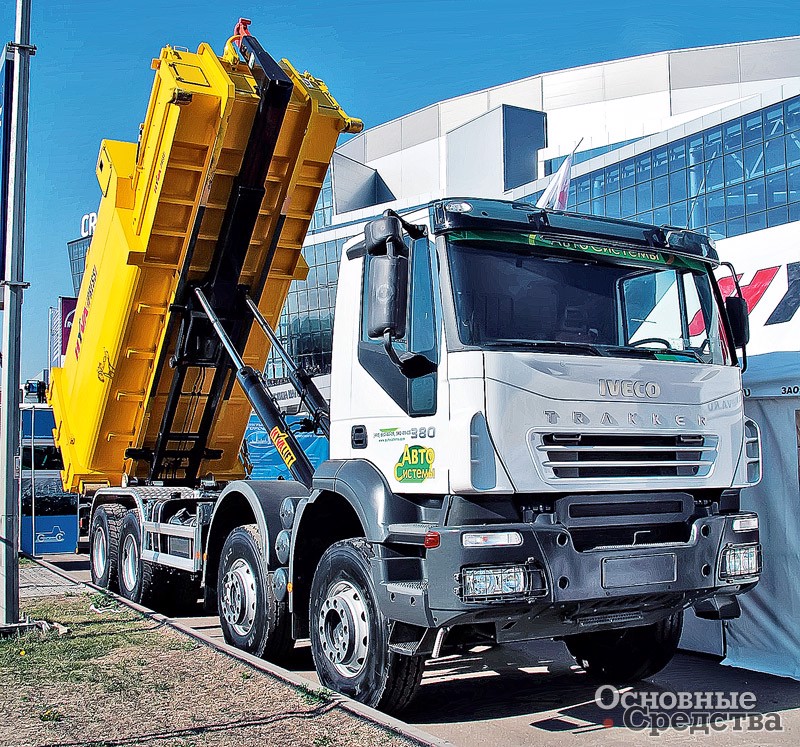 Крюковой погрузчик HyvaLift на 4-осном шасси Iveco Trakker