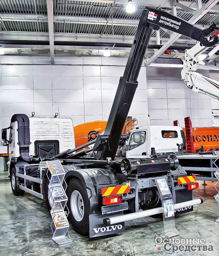 Крюковой погрузчик HyvaLift на 4-осном шасси Iveco Trakker