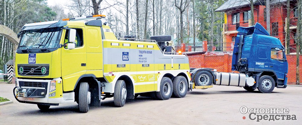 Вывоз магистрального тягача за задние колеса эвакуатором на шасси Volvo FH 8x4