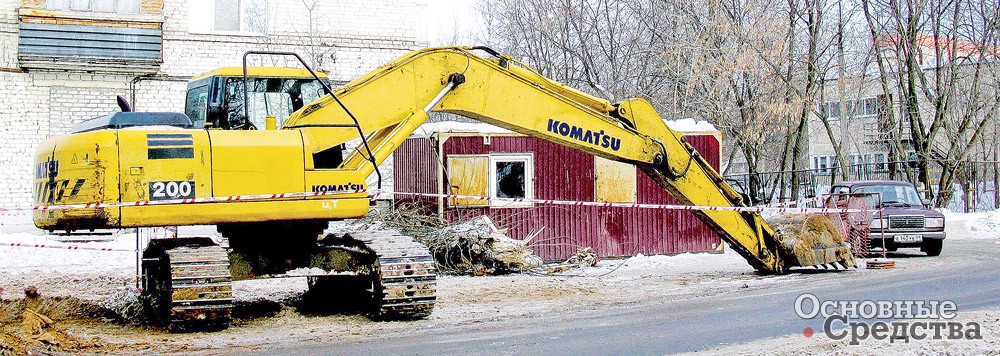 С большим гусеничным экскаватором в городе полно хлопот