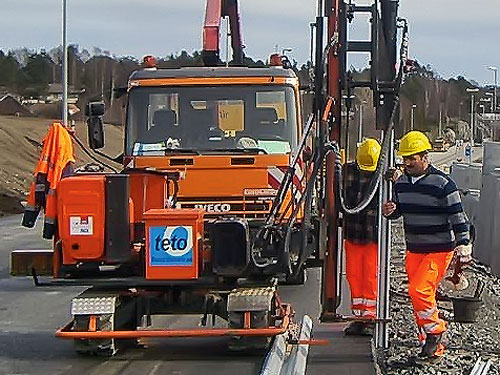 Сваебойная техника и современная автомагистраль связаны воедино