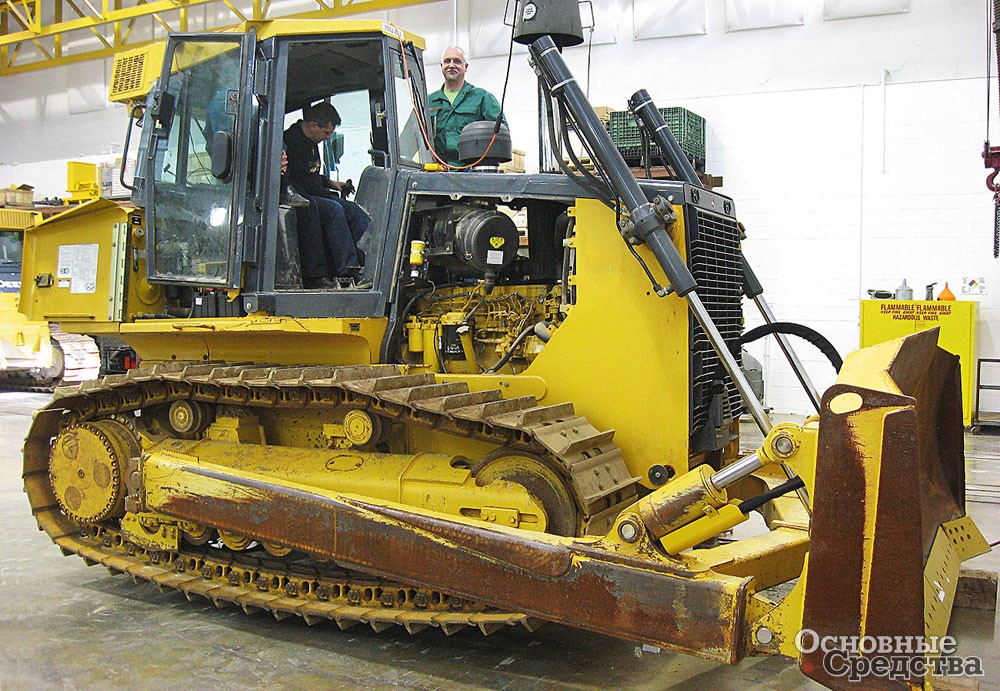 Операторы осваивают бульдозер John Deere