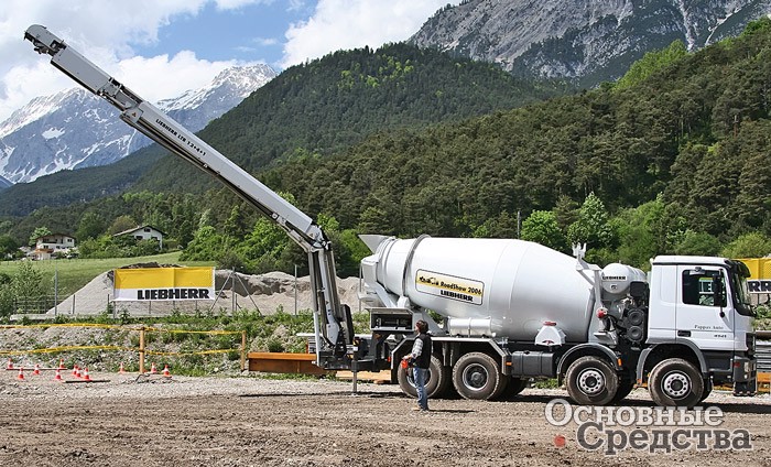 Liebherr с развернутым в рабочее положение транспортером