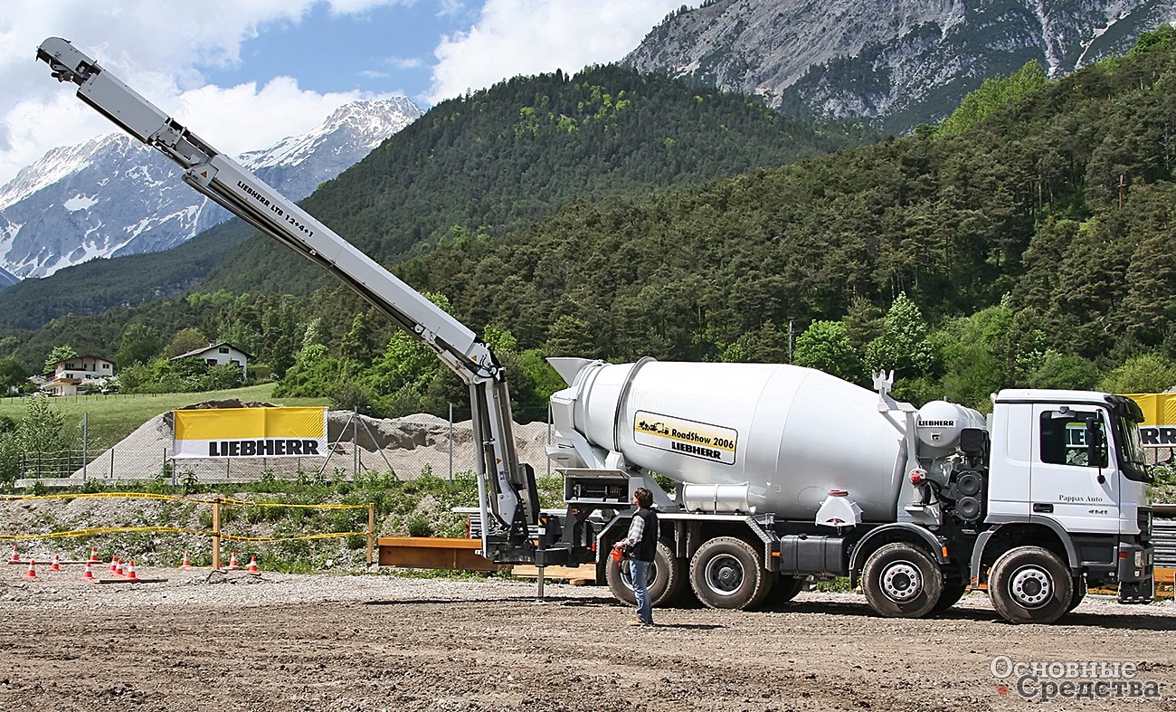 Liebherr с развернутым в рабочее положение транспортером