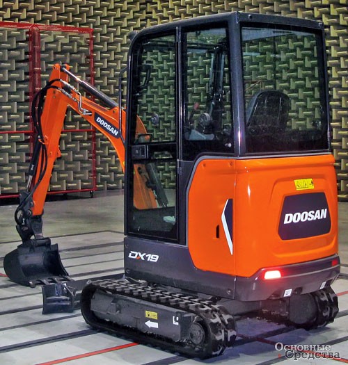 Новый мини-экскаватор Doosan DX19 в безэховой камере