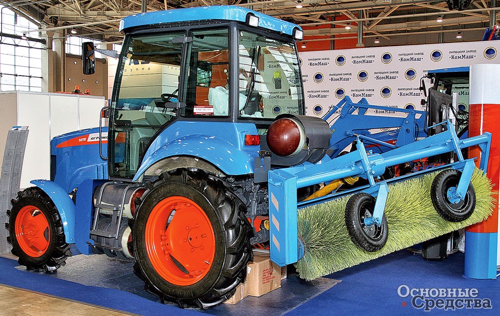 Коммунальный трактор АГРОМАШ 50ТК с газовым двигателем. Баллоны с КПГ под кабиной и за ней
