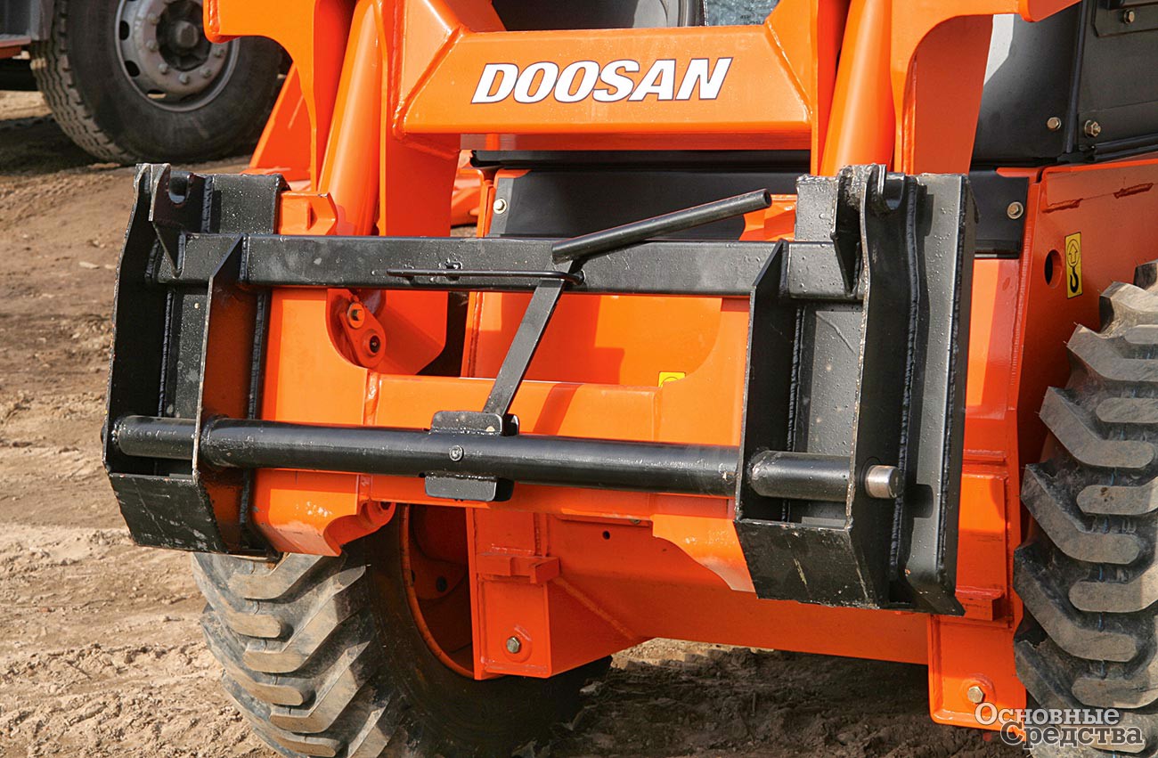 Погрузчик Doosan с адаптером для навесок от МКСМ-800