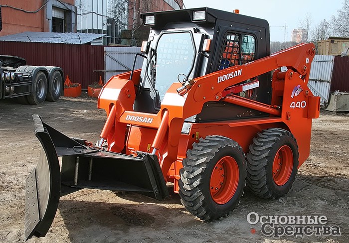 Погрузчик Doosan с поворотным отвалом