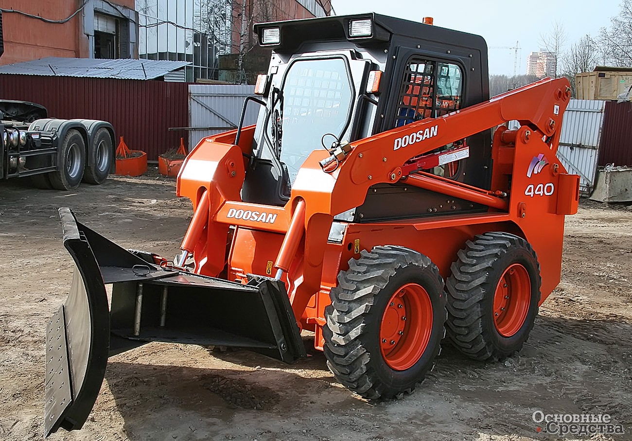 Погрузчик Doosan с поворотным отвалом