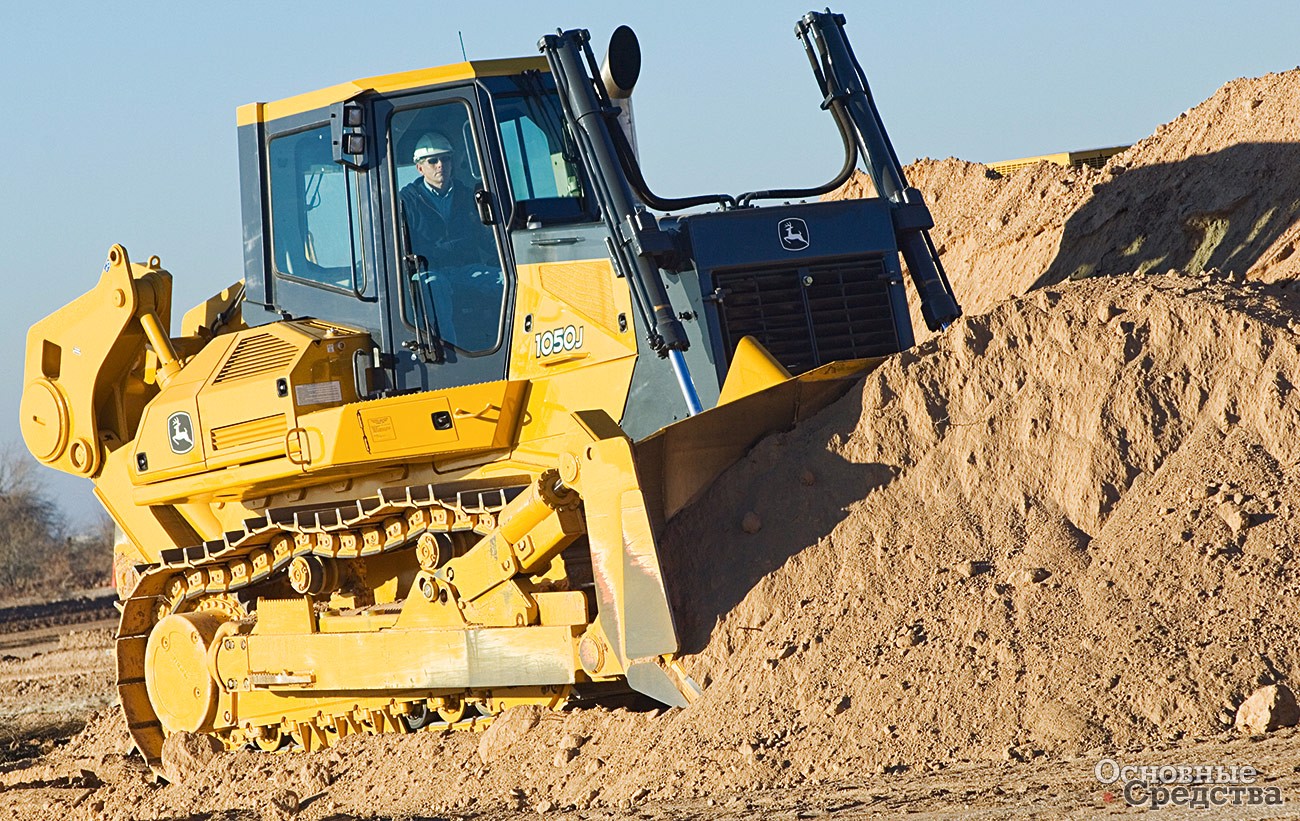 John Deere 1050J массой 35,3 т