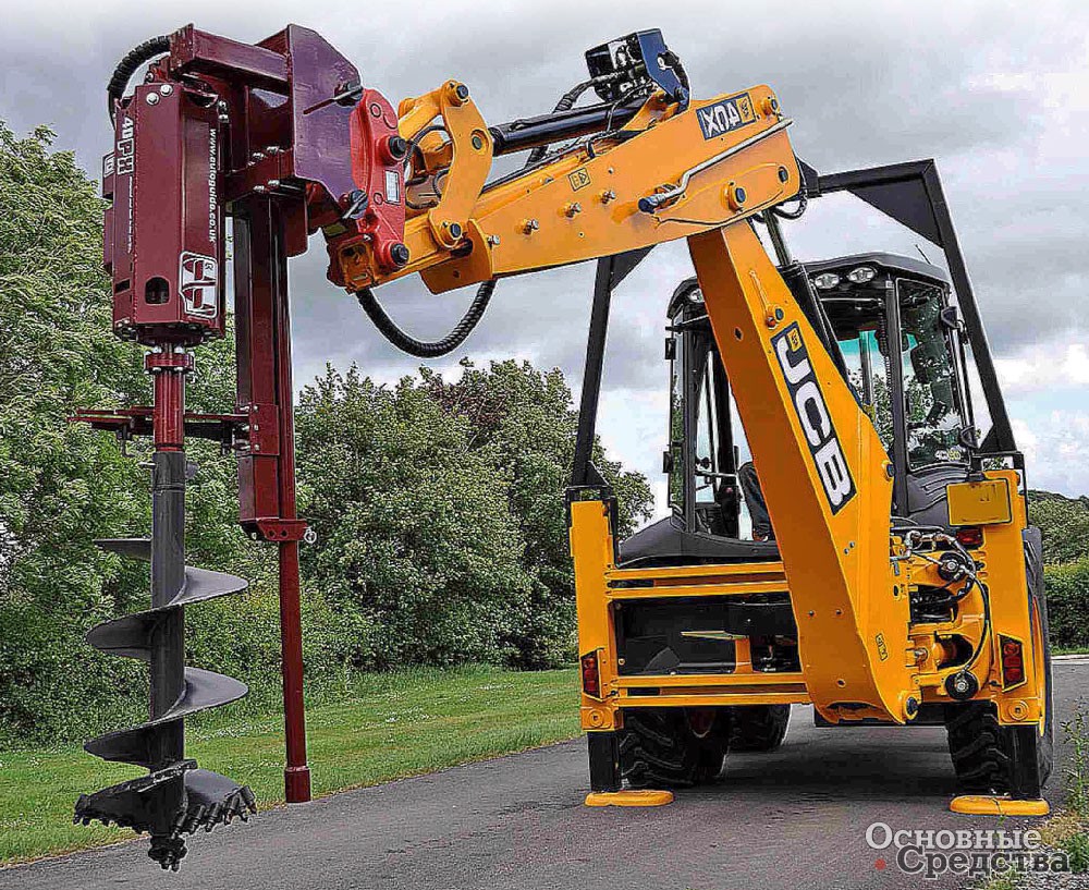 Специалисты компании JCB разработали мощные гидровращатели, которые могут, используя сменные шнековые буры, бурить скважины глубиной до 3 м и диаметром 0,25–0,4 м. На фото: экскаватор-погрузчик JCB 4CX