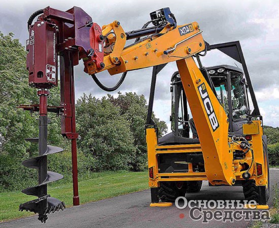 Специалисты компании JCB разработали мощные гидровращатели, которые могут, используя сменные шнековые буры, бурить скважины глубиной до 3 м  и диаметром 0,25–0,4 м. На фото: экскаватор-погрузчик JCB 4CX