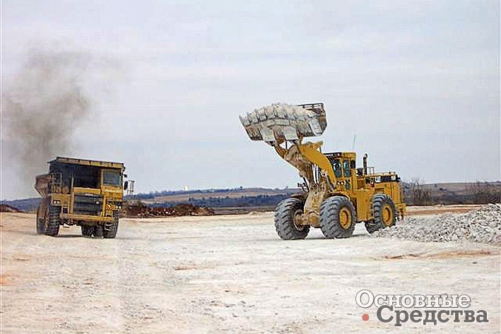 Погрузка отбитого известняка в самосвалы