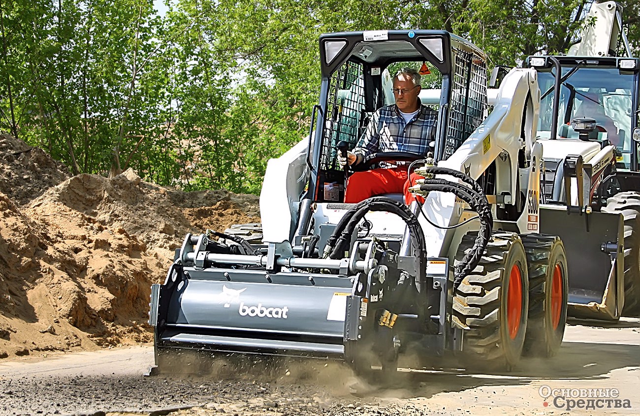 Мини-погрузчик Bobcat с навесной фрезой