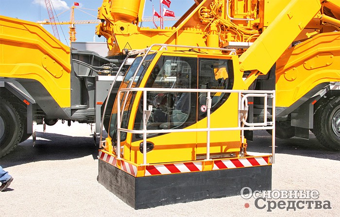 У крана Liebherr LTM 11200-9.1 подъемная кабина крановщика