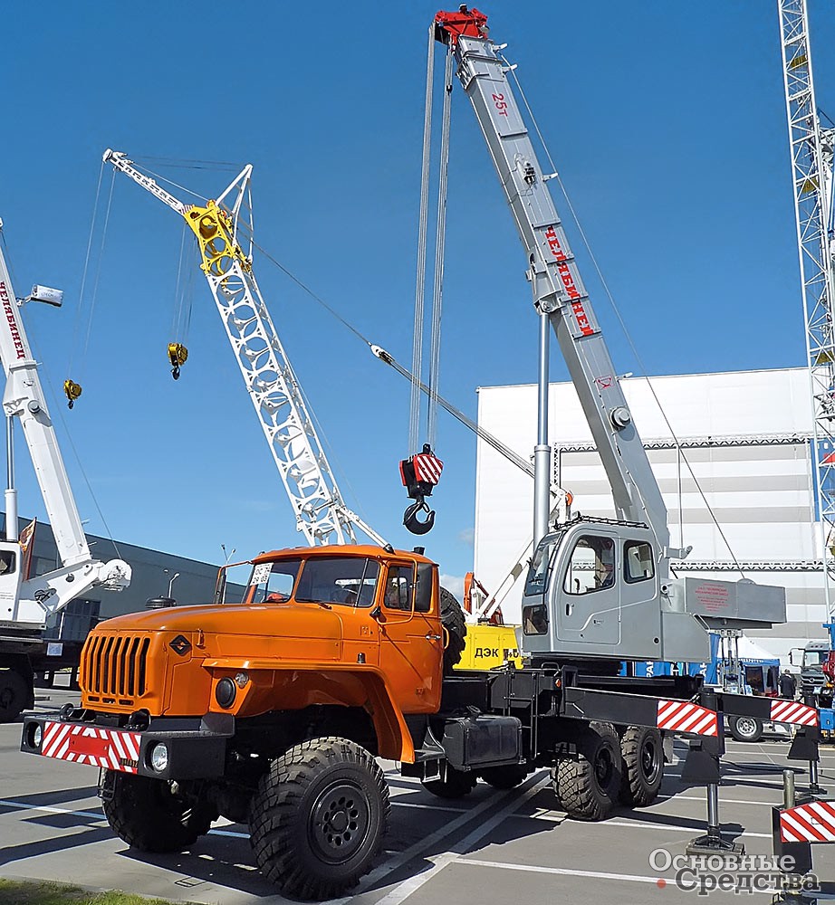 КС-45721 «Челябинец» г/п 25 т со стрелой, сваренной из гнутых полукоробов