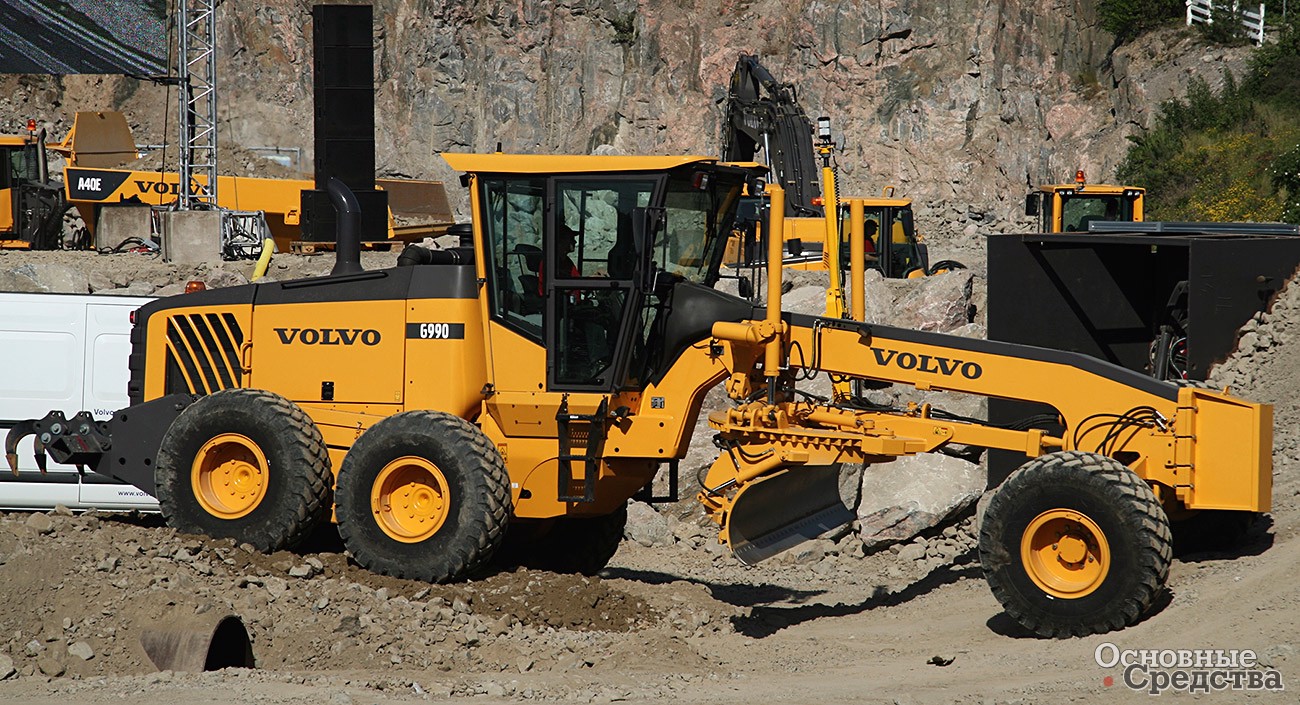 Грейдер Volvo G990