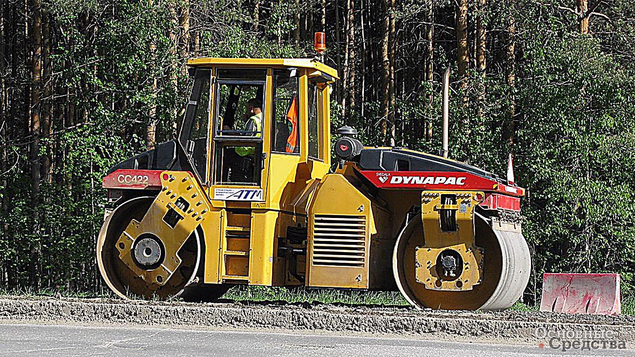 Каток Dynapac СС422 работает на замене слоя износа на всю ширину покрытия