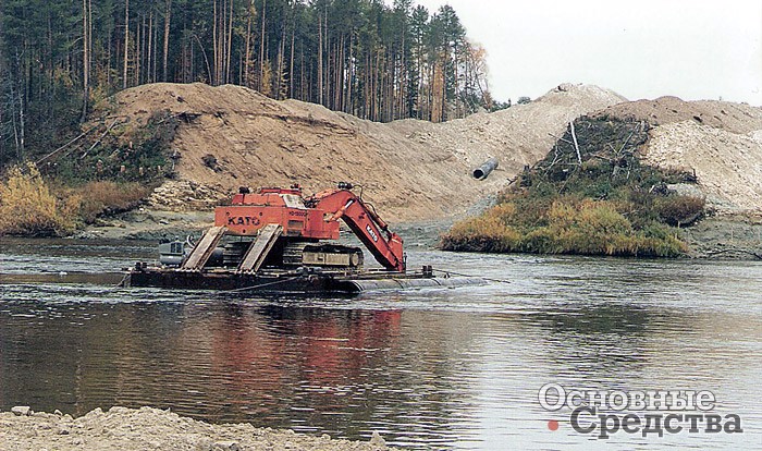 Рис. 3. Рыхление грунта на дне водоема с понтона