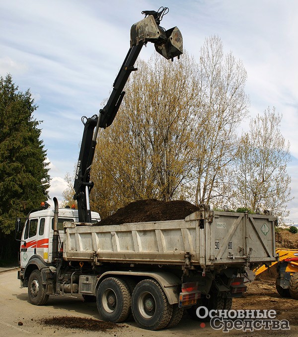 КМУ Hiab 125 с грейферной навеской на самосвале