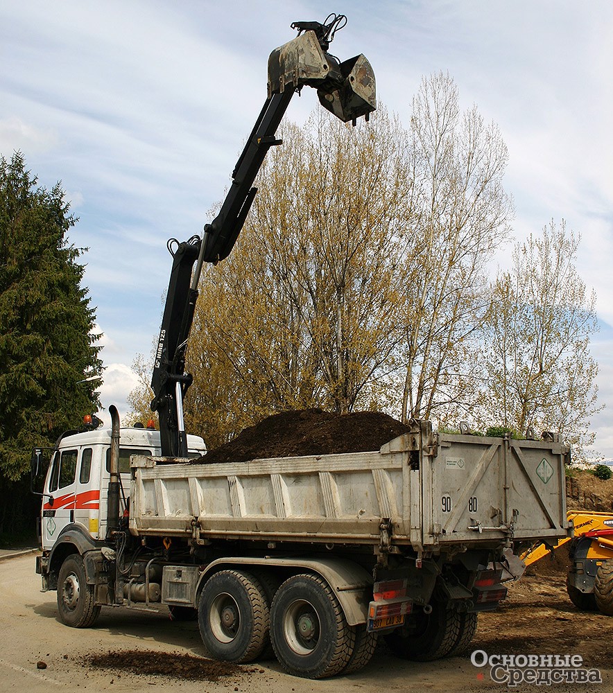 КМУ Hiab 125 с грейферной навеской на самосвале