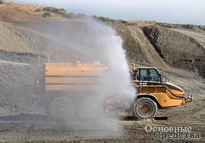 Поливочная машина на базе самосвала Caterpillar