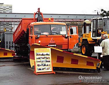 2. [b]«Сокол-69283D»[/b] с крюковым «мультилифтом» (ТоМеЗ). Самосвальный кузов поднят, скоростной передний, боковой и средний отвалы в рабочем положении. У среднего отвала выдвинуто боковое крыло