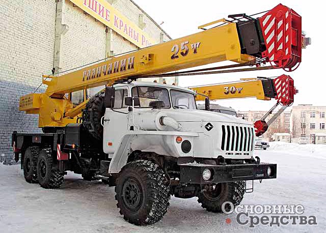 25-тонный кран на шасси «Урал-4320»