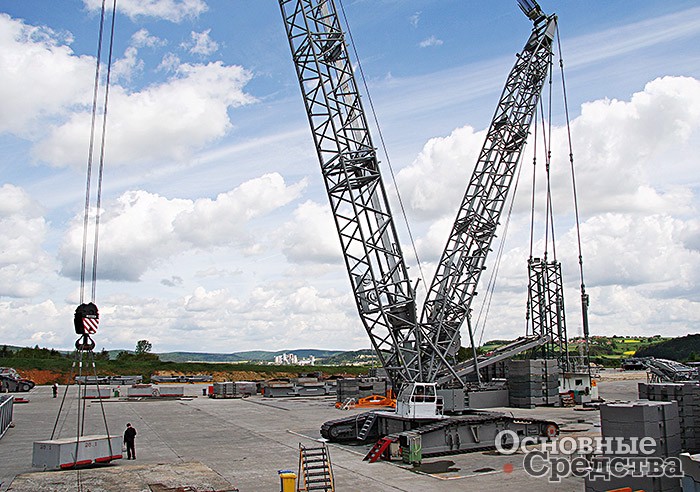 Гусеничный кран Liebherr на заводской испытательной площадке