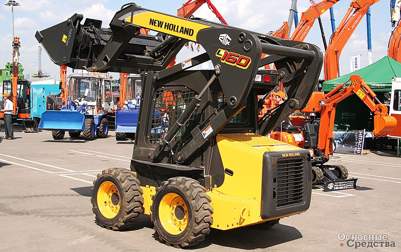 New Holland L160. Обратите внимание на механизм подъема стрелы и моторный отсек