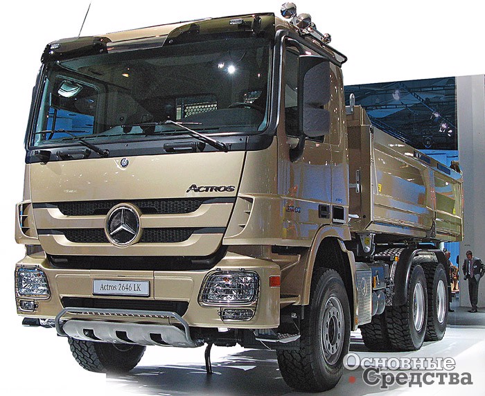 Строительные грузовики Mercedes-Benz Actros (в центре) стали премьерой ганноверской выставки. По заказу их комплектуют новой автоматизированной КП PowerShift Off-road